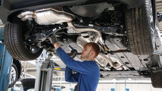 Während in München eine Arbeitsstunde in Kfz-Werkstätten rund 174,50 Euro kostet, sind es in Leipzig nur 126 Euro. (Bild: sp-x)