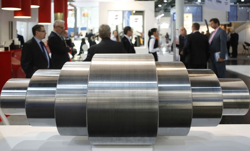 Geschäftiges Treiben auf der Tube auch in Halle 4 rund um die glänzenden Exponate. (Bild: Messe Düsseldorf/C. Tillmann)