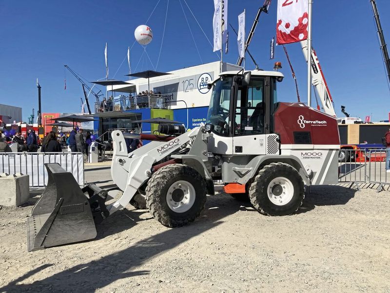 Diese Maschine enthält keine Hydraulik. Was aussieht wie Hydraulikzylinder, sind in Wirklichkeit elektromechanische Linearsysteme von Moog Construction, bestehend aus Gewindetrieb und Servomotor.  (Bild: dm/VCG)