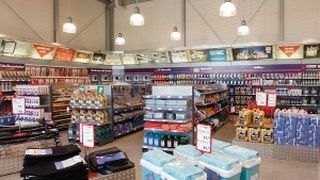 Der Autofahrer-Fachmarkt Auto-Plus in Berlin Köpenick besitzt einen großen Selbstbedienungsshop. Die Warenpräsentation ist eine der wichtigsten Maßnahmen der Verkaufsförderung. (Foto: Carat)