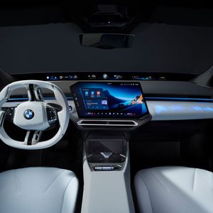 Der Innenraum ist aus dem iX3 bekannt, modern und hochwertig.(Bild:  BMW)
