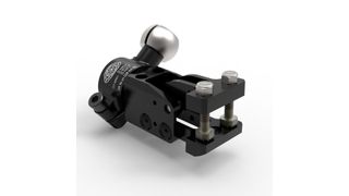 Der neue Accelerate-Presswerk-Blechgreifer von DE-STA-CO ist den Angaben zufolge schneller und leichter als herkömmliche Blechgreifer. Er verfügt über eine zum Patent angemeldete Klemmbacke, die im geöffneten Zustand nicht unter dem Körper des Greifers hervorsteht. (Bild: DE-STA-CO)