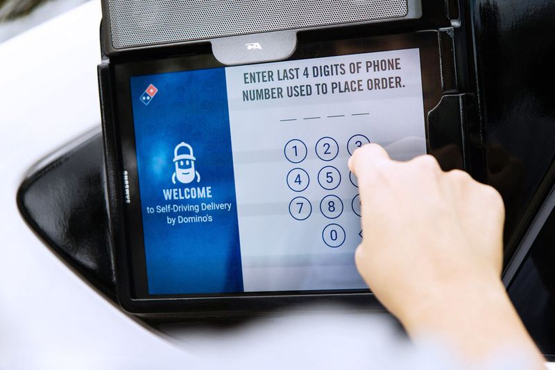 ... müssen die Kunden an einem am Auto montierten Monitor einen Code eingeben, den sie zuvor per Textnachricht erhalten haben. (Ford)