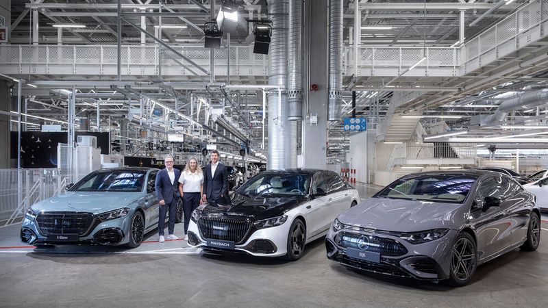 Mercedes-Benz hat in Sindelfingen offiziell die Produktion der Facelift-Varianten von S-Klasse, Mercedes-Maybach S-Klasse und EQS begonnen. Dabei waren Betriebsratschef Ergun Lümali (l.), Werkleiterin Sara Gielen und Produktionsvorstand Michael Schiebe.(Bild:  Mercedes-Benz)