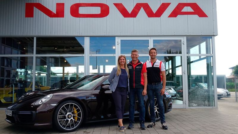 Das eigentlich achtköpfige Team von Sportwagen Nowa war feierabendbedingt bereits ausgedünnt, als die DWP-Jury zum Gruppenfoto rief: (v. li.) Manuela Waldinger, Buchhaltung, Inhaber Norbert Waldinger sowie Kfz-Meister Maximilian Friedrich. (Bild: Schreiner/»kfz-betrieb«)