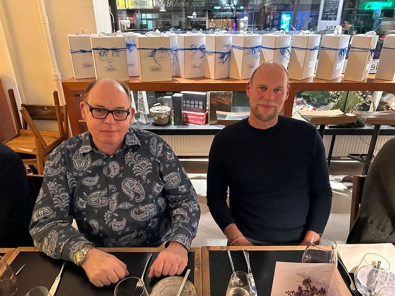 Martin Günther (l., IFS) und Marcel Schulz (Fsas) sind gespannt, welcher Wein serviert wird. (Bild: Vogel IT-Medien GmbH)