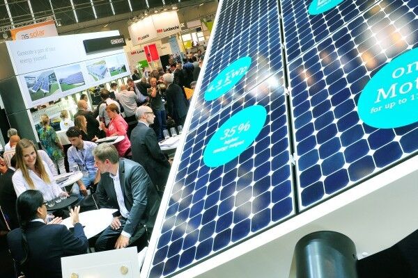 Besucher nutzten die Chance, sich umfassend über Innovationen und Trends der Branche zu informieren (Bild: Solar Promotion GmbH)