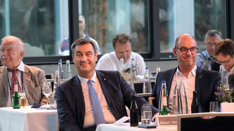 Ministerpräsident Markus Söder (Mitte) mit Andreas Tröger (r.), Kfz-Obermeister von Oberfranken. Links der Ehrenobermeister Walther Engelhardt. (Bild: Zietz – »kfz-betrieb«)