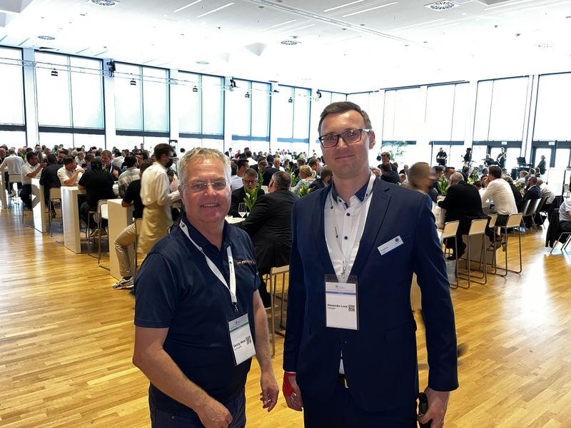 Am Abend halten Georg Hess, CyCognito, und Alexander Loos, Infinigate, Ausschau nach einem Sitzplatz. (IT-BUSINESS)