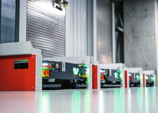 Logistikassistenten nehmen am Wareneingang Material in Empfang und navigieren autonom durch die Fabrik. Logistikassistenten nehmen am Wareneingang Material in Empfang und navigieren autonom durch die Fabrik.