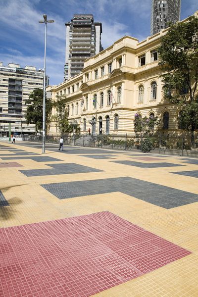 Inorganic color pigments decorate town squares and sidewalks in many of the world's towns and cities. (Picture: Lanxess)