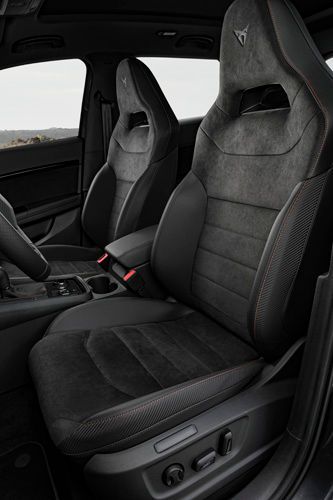 Die mit grau-schwarzem Alcantara bezogenen Sportzsitze bieten guten Seitenhalt. (Bild: Seat)