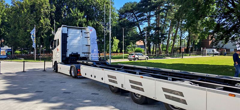 Time to say Goodbye: Nach der Schrumpfung wird der High-Tech-Pavillon der Huawei Enterprise Roadshow 2022 mit diesem extra langen Truck wieder abtransportiert. (Bild: Harald Karcher)