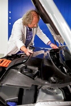 Motorabdeckung: Anbringen der Motorabdeckung am Testfahrzeug. Die Volvo Car Group hat revolutionäre Leichtbau-Energiespeicherkomponenten entwickelt. Dabei handelt es sich um Kohlefasermaterial, das als leichte, platzsparende, effiziente und umweltverträgliche Speicheroption fungiert. (Bild: Volvo)