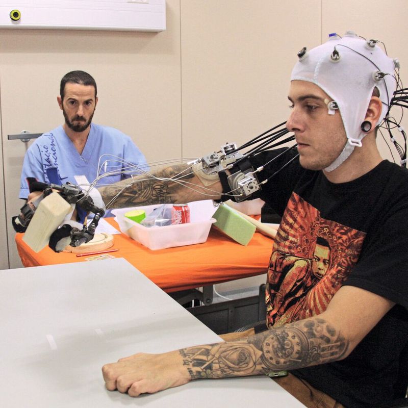 Ein Patient testet ein von der Charité entwickeltes Brain-Computer-Interface zur Steuerung einer Exoskelett-Hand. 