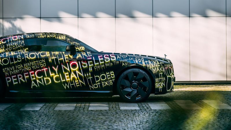 Roll-Royce startet 2023 mit dem ersten Elektromodell Spectre. Ab 2030 sollen alle Rolls-Royce-Baureihen elektrisch angetrieben sein.(Bild:  Rolls-Royce)