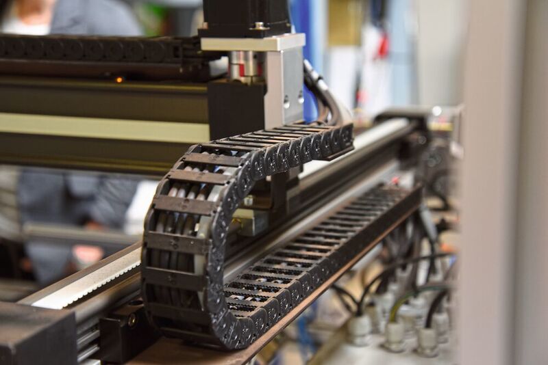 Einfach und günstig automatisieren: In seinen unterschiedlichen Konstruktionen setzt Martin Langhoff unter anderem auf Linearführungen und Energieketten von Igus. (Stefanie Michel)