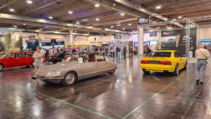 Gerade bei privaten Fahrzeugverkäufern als Aussteller, sonst stets zahlreich in Essen vertreten, konnte die Retro Classics nicht punkten. Selbst die entsprechend wenigen Flächen wiesen vielfach Lücken auf. (Bild: Dominsky – VCG)