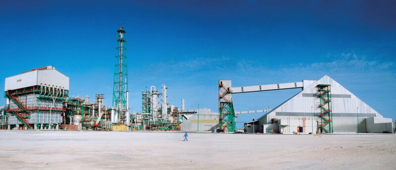 Ammoniak/Harnstoff-Produktionskomplex von Uhde in Mesaieed, Qatar. Jetzt baut Uhde eine der weltgrößten Ammoniak-Anlagen in Saudi-Arabien. (Bild: Uhde)