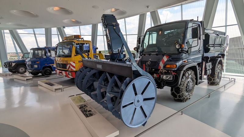 Der Unimog U 500 als Winterdienstfahrzeug aus dem Jahr 2004 ist ein echtes Universaltalent mit einer Schneefräse an der Front, schweren Schneeketten an allen vier Rädern und eine Streueinrichtung am Heck: Das Fahrzeug der Baureihe 405 zeigt sich dem Betrachter von allen Seiten. Ebenso könnte der Geräteträger aus dem Jahr 2004 mit Portalachsen und Allradantrieb aber auch auf dem Acker arbeiten, Straßenbahnen abschleppen oder Mäharbeiten ausführen. (Bild: Dominsky – VCG)