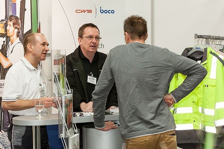 Fünfzigprozentiger Baumwollanteil: Der fluoreszierende Oberstoff der neuen Warnschutzkollektion von CWS Boco zeichnet sich durch seinen Tragekomfort aus. (Foto: Bausewein)