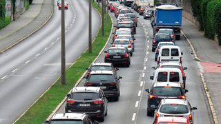 Staus bedeuteten rund 40 Stunden Zeitverlust für typische Auto-Pendler im Jahr 2021. (gemeinfrei)