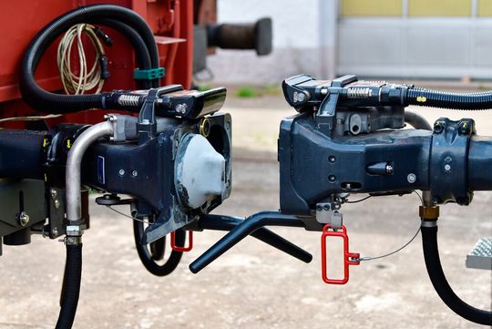 Die Einführung der digitalen automatischen Kupplung (DAK) für Güterwaggons schreitet jetzt kräftig voran, wie die Deutsche Bahn sagt. Es wurde auch extra ein neues Konsortium gegründet, um das Vorhaben zu unterstützen.(Bild:  Deutsche Bahn / O. Lang)