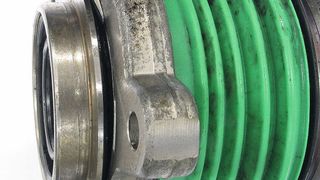 Wird der Ausrücker schief aufgesetzt, kann die Hydraulikflüssigkeit auslaufen. (Foto: FTE)