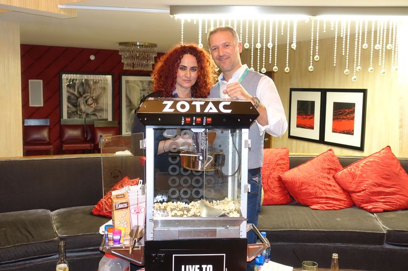 Wer braucht schon Schlaf, wenn es frischen Popcorn gibt! Besa (IT-BUSINESS) und René van Rijn (First Wise). (Bild: IT-BUSINESS)