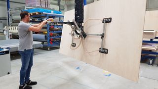 Anwendung des Timmer-Vacuum-Schlauchhebers „heavyLIFT“ mit Zweihandbedienung und Schwenktraverse. (Bild: Timmer)