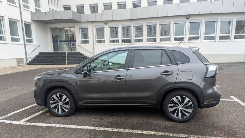 1. Das Konzept: Mit 4,30 Metern Länge ordnet sich der Suzuki S-Cross in die Kompaktklasse der SUVs ein. Mit seiner vergleichsweise niedrigen Dachlinie (Höhe: 1,58 Meter) könnte er aber auch fast als normaler Kompaktwagen durchgehen.  (Bild: Simon – VCG)