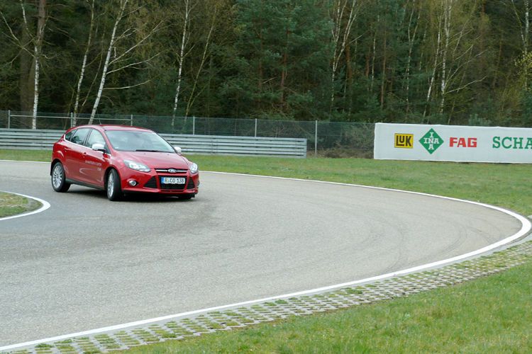 Die „Clutch-by-Wire“ im Schaeffler-Testfahrzeug Ford Focus ist leistungsfähiger als die E-Clutch MTplus. Basis dafür ist das elektronische Kupplungspedal, bei dem das Ausrücksystem für hoch dynamische Situationen ertüchtigt ist. Es sichert beispielsweise schnellste Schaltungen und schlagartiges Bremsen. (Foto: Wolfgang Pester)