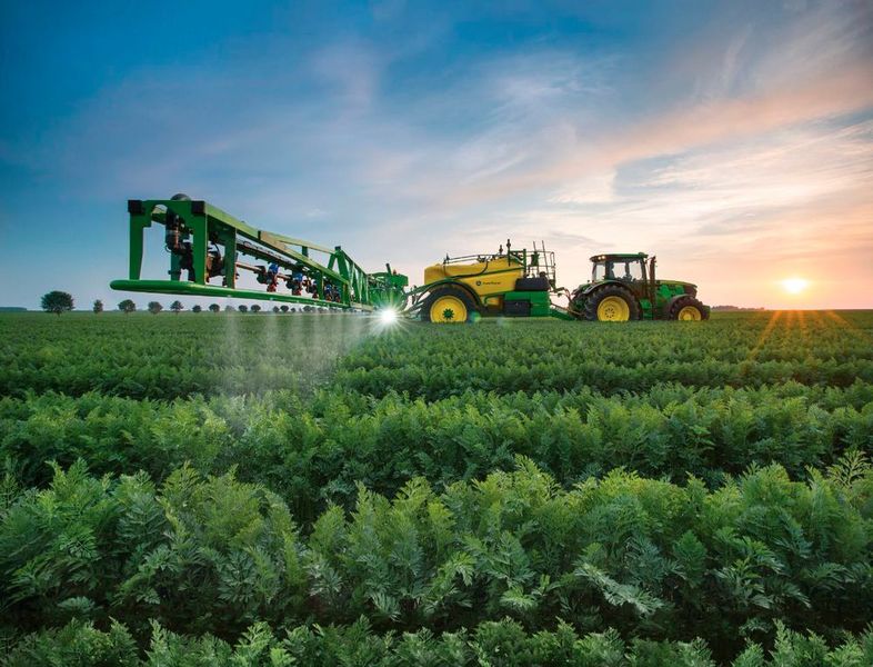 Feldspritzen mit Kameras und Sensoren können Pflanzen verlässlich und schnell identifizieren. Unkräuter werden gezielt mit einem Strahl Pflanzenschutzmittel bespritzt, Nutzpflanzen dagegen verschont. (John Deere)