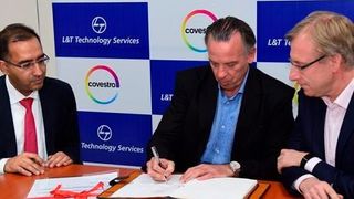 Amit Chadha, President Sales & Business Development and Member of the Board von LTTS, Ferry Feldbrugge, Head of Global Projects & Engineering and Global Technical Contracting von Covestro und Stephan Krebber, Program Director, OSI2020 Program von Covestro bei der Unterzeichnung über die Partnerschaft. (Covestro)