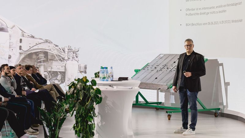 Henning Hamann, Geschäftsführer Kanzlei Voigt, hatte ein Feuerwerk an Neuheiten aus der aktuellen Schaden-Rechtsprechung im Gepäck.  (Bild: Stefan Bausewein)