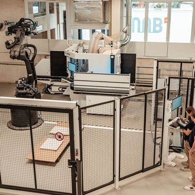 Roboterzelle zum vollautonomen Bearbeiten der Werkstücke. (Bild: Homag)