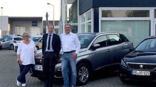 Auto Domicil erweitert sich nach Cuxhaven. Dort hat sich Peugeot-Händlerin Linda Dehn (li.), im Bild mit Domicil-Chef Mathias R. Albert (Mitte) und Thomas Überall, der Autohaus-Gruppe angeschlossen. (Bild: Auto Domicil)