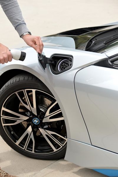 Wieder aufgeladen wird an der Steckdose - oder im Sportmodus, in dem der Verbrenner ständig läuft. (Foto: BMW)
