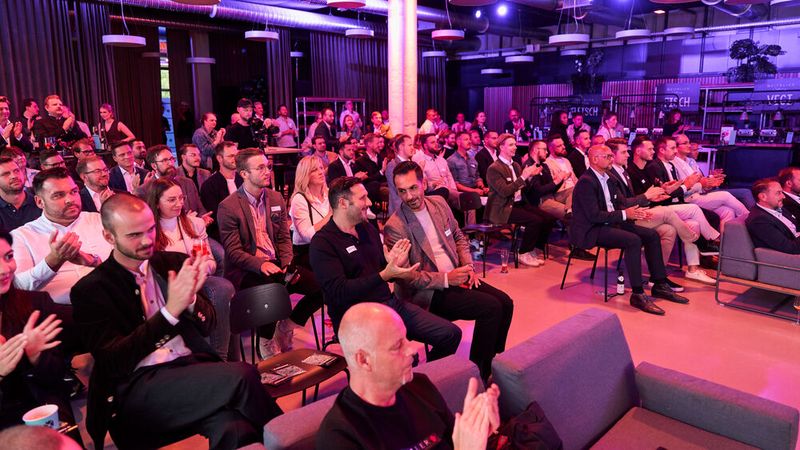 Zum Ende des offiziellen Teils der Veranstaltung wartete das Publikum gespannt auf die Verleihung der Carwow-Awards. (Bild: Adrian Camo)