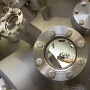 Ein Strontium-Titanoxid-Kristall in der Vakuumkammer