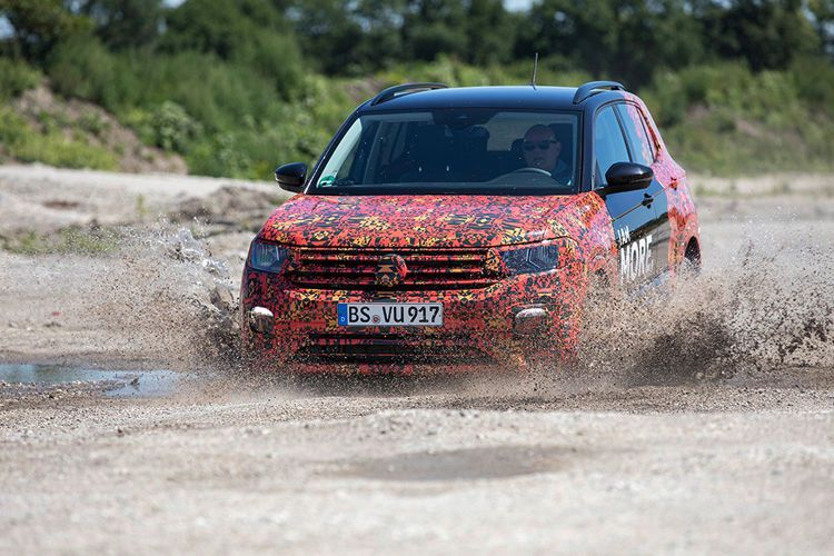 Anders als Seat baut VW aber auf deutlich mehr SUV-Charme: Während man im Arona recht tief sitzt, ist das Gestühl im T-Cross zehn Zentimeter höher als im Polo montiert. (Bild: Volkswagen)