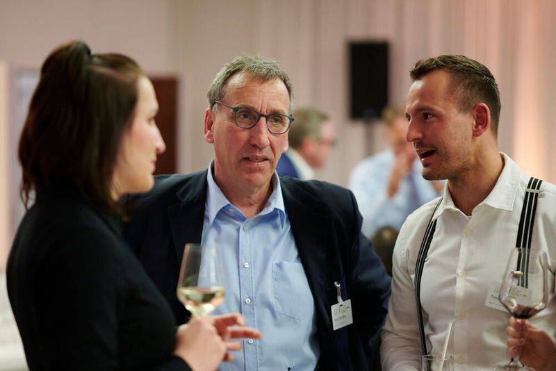 Impressionen vom ELEKTRONIKPRAXIS Frühlingsfest 2023 im Ketterer Kunst mit der Verabschiedung von Johann Wiesböck.  (Bild: © EYE AM CHRIS)