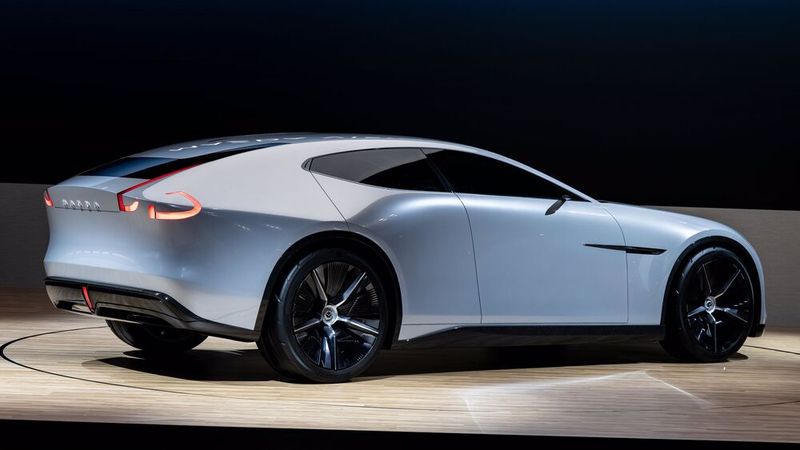 Vor allem das Heckdesign des viertürigen Sport-Coupés ist aufsehenerregend. (Bild: Mazda)