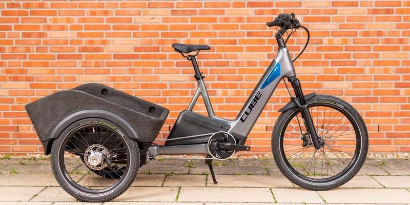 Ein spezieller Neigemechanismus soll das Fahrrad auch in Kurven stabil halten.  (Cube)