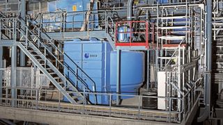 Der Intensivmischer kann dank seines über die Form und Geschwindigkeit der Mischwerkzeuge steuerbaren Leistungseintrags sowohl mischen als auch kneten.  (Bild: Eirich)