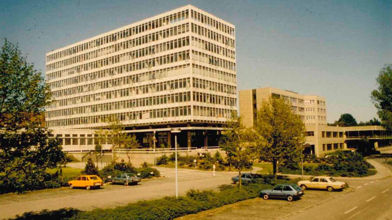 In den 80er-Jahren arbeiteten rund 750 bis 900 Beschäftigte beim KBA. Die Behörde wuchs in dieser Dekade stetig mit den Aufgaben der zentralen Verkehrsregister, bevor sie in den Folgejahren durch die Wiedervereinigung und neue EU-Aufgaben die Marke von 1.000 Mitarbeitern überschritt. (Bild: KBA)