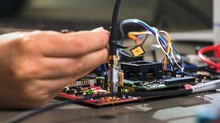 Platzierung eines Chips auf einer Testplatine am Lehrstuhl Sicherheit in der Informationstechnik der TU München. (Bild: Astrid Eckert / TUM)