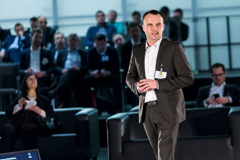 Christian Kochan, Leiter Verkauf Nutzfahrzeuge beim Autohaus Cottbus, sprach über das boomende Geschäft mit gebrauchten Nutzfahrzeugen. (Stefan Bausewein)