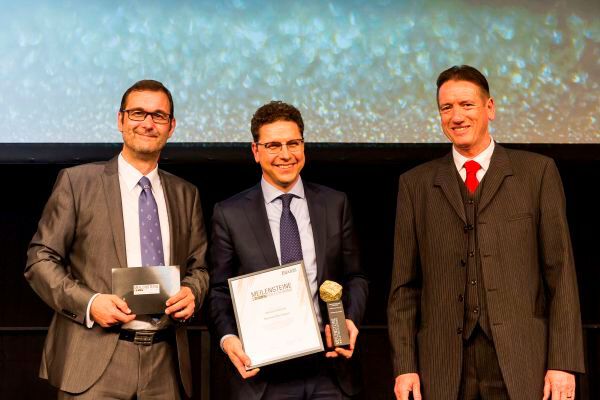 Peter Jeutter, Senior Director Sales Europe, freute sich stellvertretend für Renesas über die Auszeichung in der Kategorie Mikrocontroller. (Fotograf/Copyright:Fotograf/Copyright: Stefan Bausewein/Vogel Business Media)