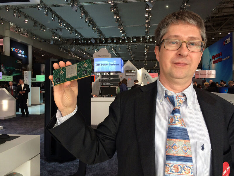 Abbildung 9: IBM-Forscher Andreas Döring vom Labor aus Rüschlikon demonstrierte auf der CeBIT 2015 den Prototypen. (Bild Ostler)